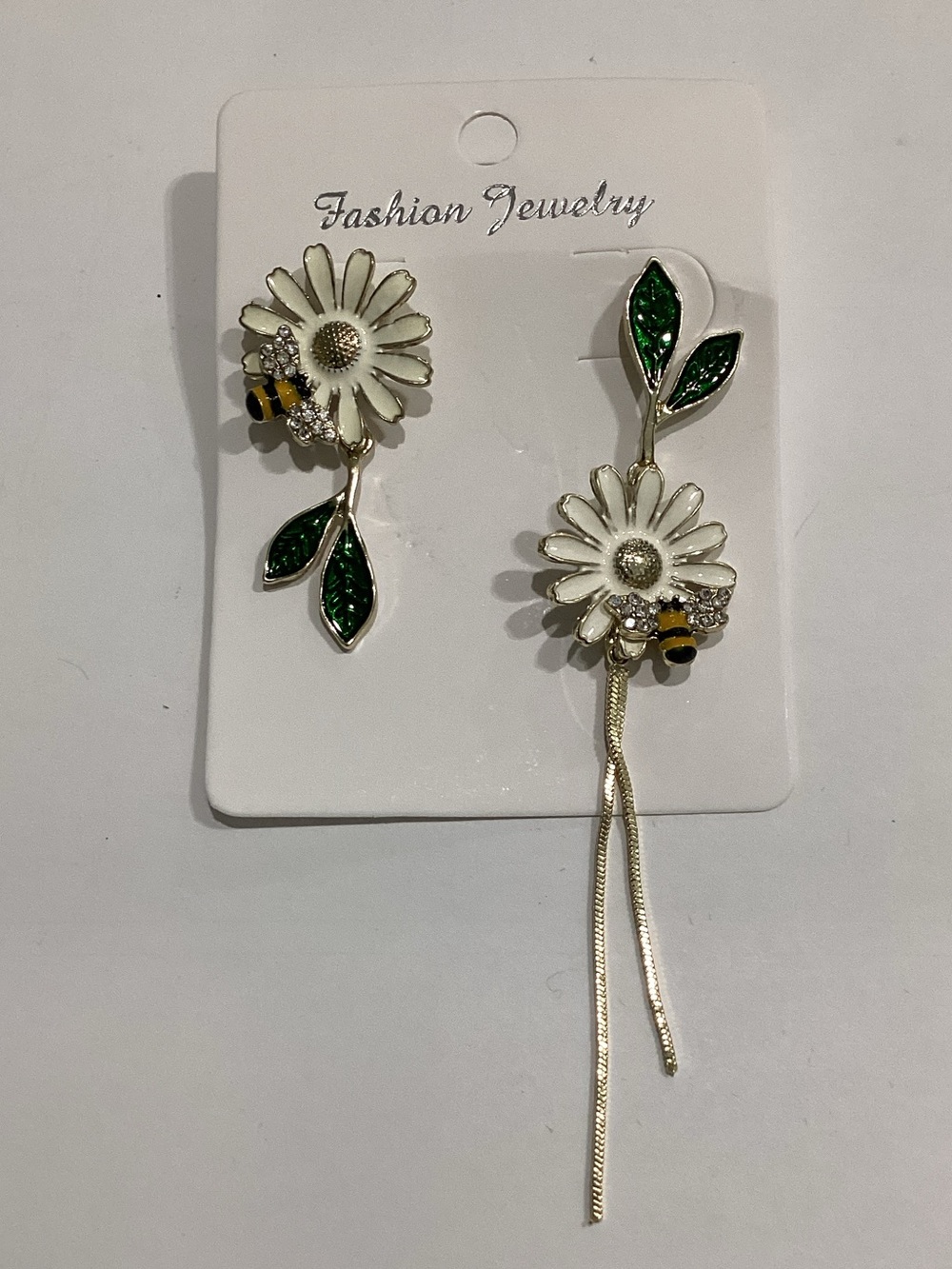 Fashion Jewelry‎ White Daisy Earrings with Green Leaves and Bee Accent